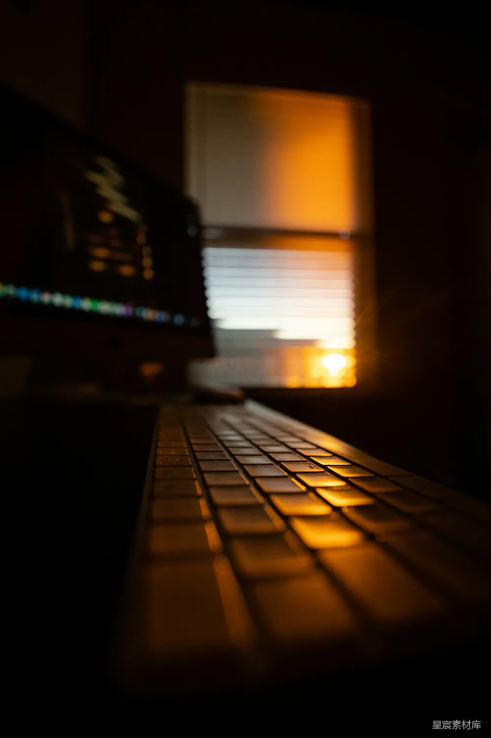 高清摄影 键盘 夕阳 办公 技术 创意 键盘上的夕阳