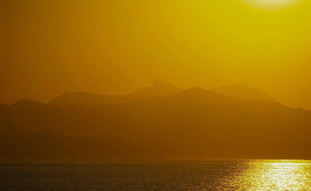 高清摄影 夕阳 山脉 剪影 自然风光 宁静 夕阳下的山脉剪影