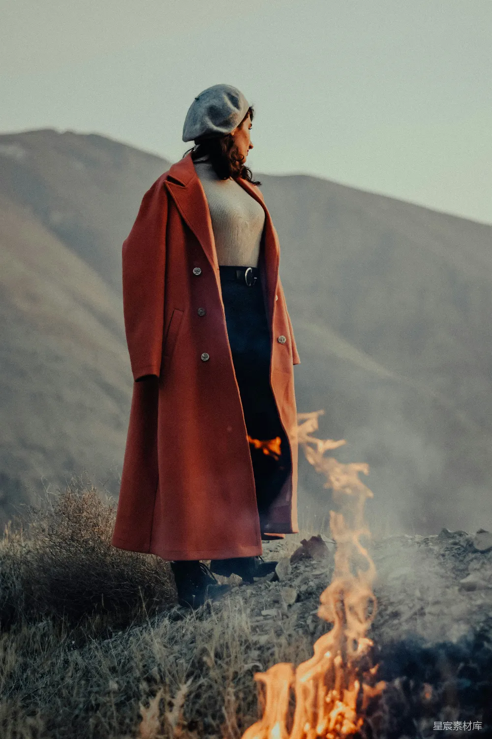 高清摄影 山火 红衣 户外 自然 孤独 山火旁的红衣女子