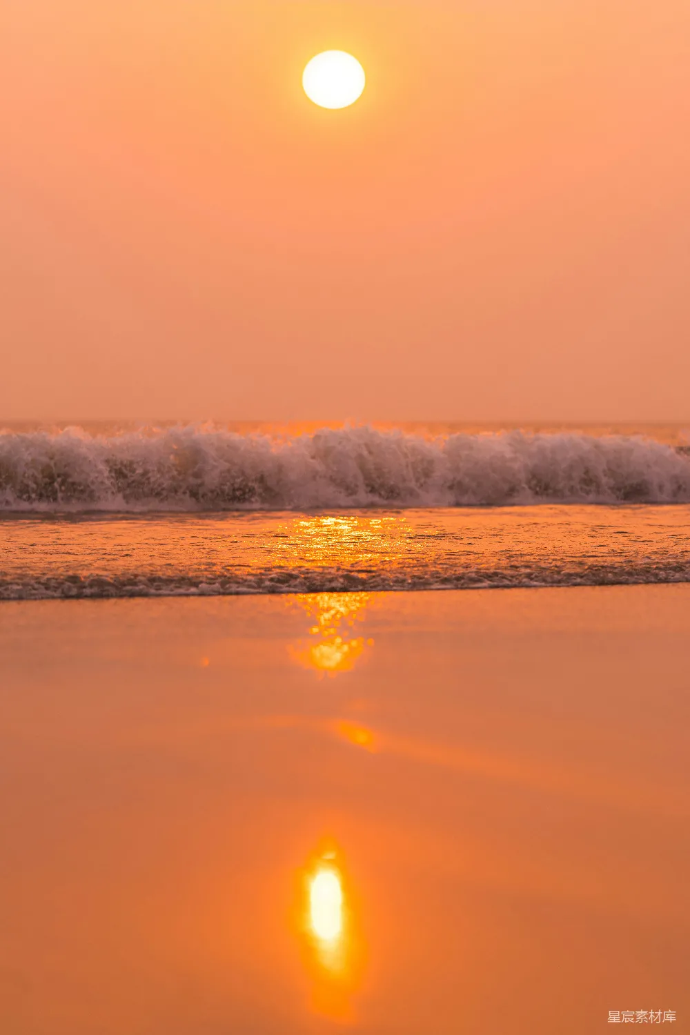 高清摄影 日落 海浪 倒影 自然 宁静 日落时的海浪与倒影