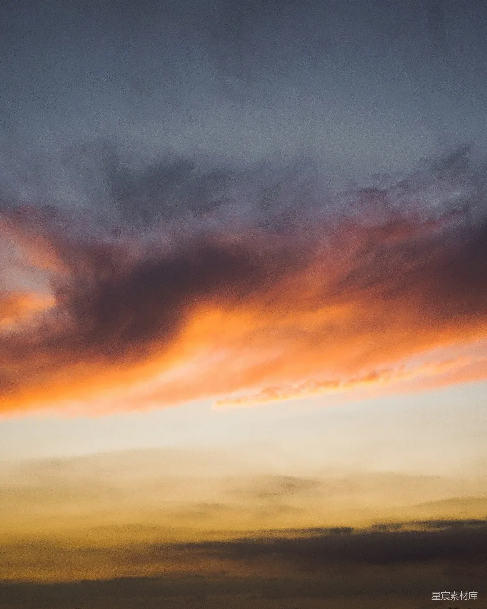 高清摄影 天空 云彩 日落 自然 宁静 夕阳余晖下的云彩