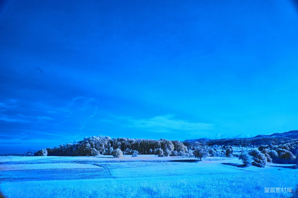高清摄影 雪景 蓝色调 田野 山丘 自然风光 梦幻蓝调：雪后田野与山丘