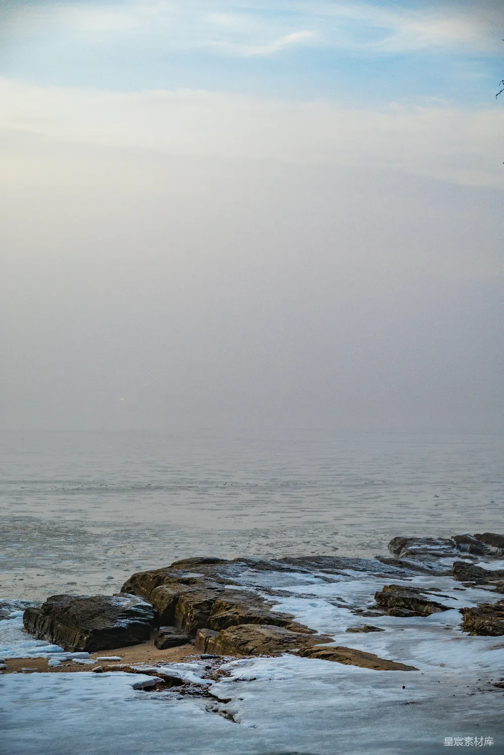 高清摄影 冬季 海边 岩石 雪景 宁静 冬日海边的静谧美景