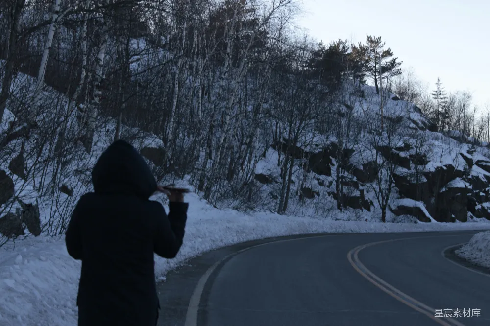 高清摄影 冬季 自然风景 户外 摄影 公路 冬日山间公路边的摄影师