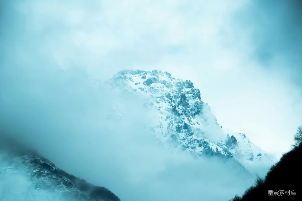 高清摄影 雪山 云雾 自然风光 冬季 户外 云雾缭绕的雪山