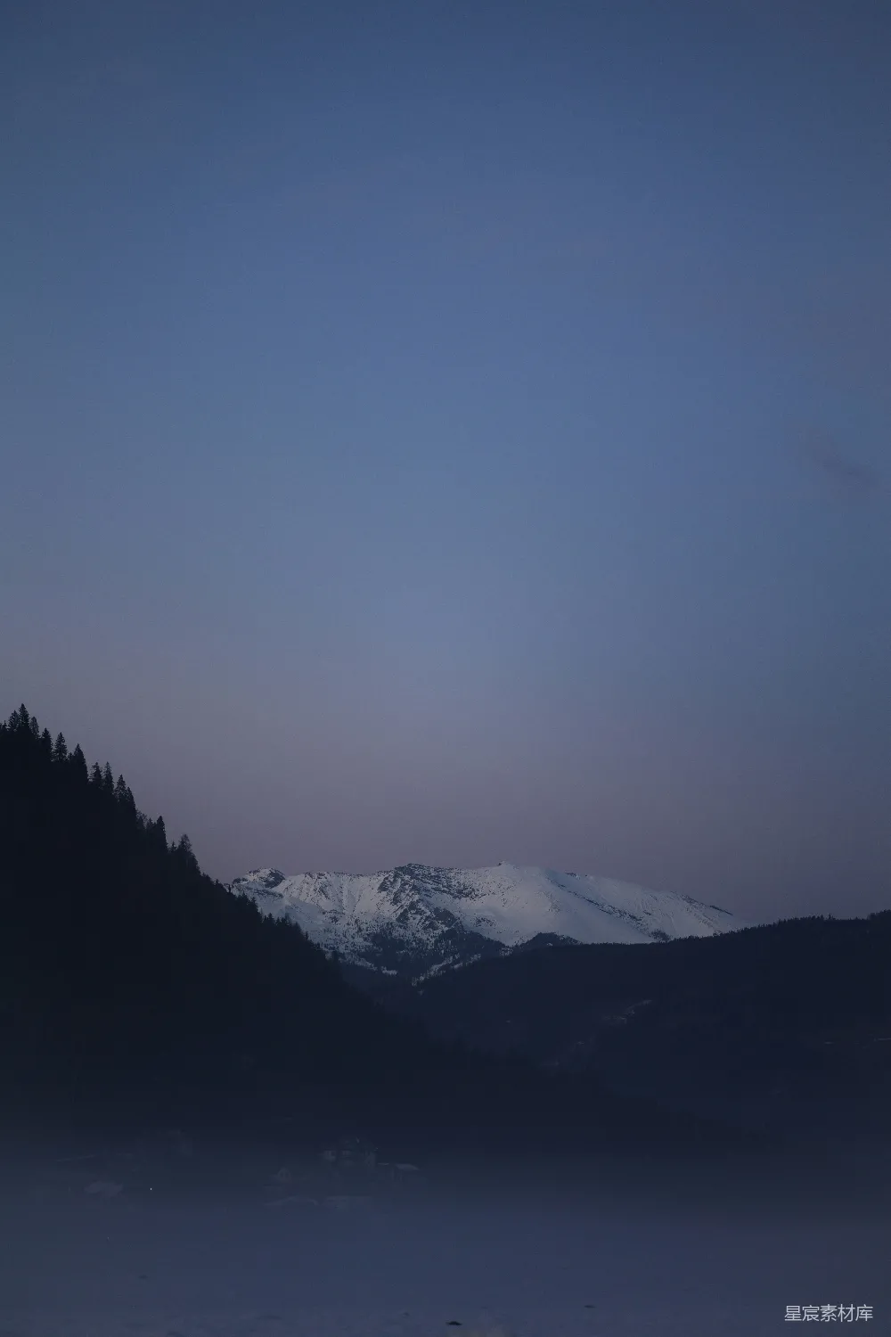 高清摄影 雪山 晨光 宁静 自然 旅行 晨曦中的雪山