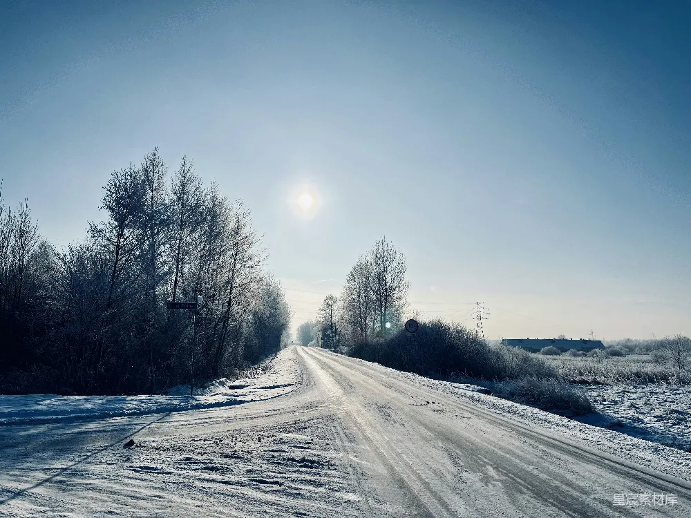 高清摄影 冬季 乡村 阳光 雪景 宁静 冬日阳光下的乡村小路