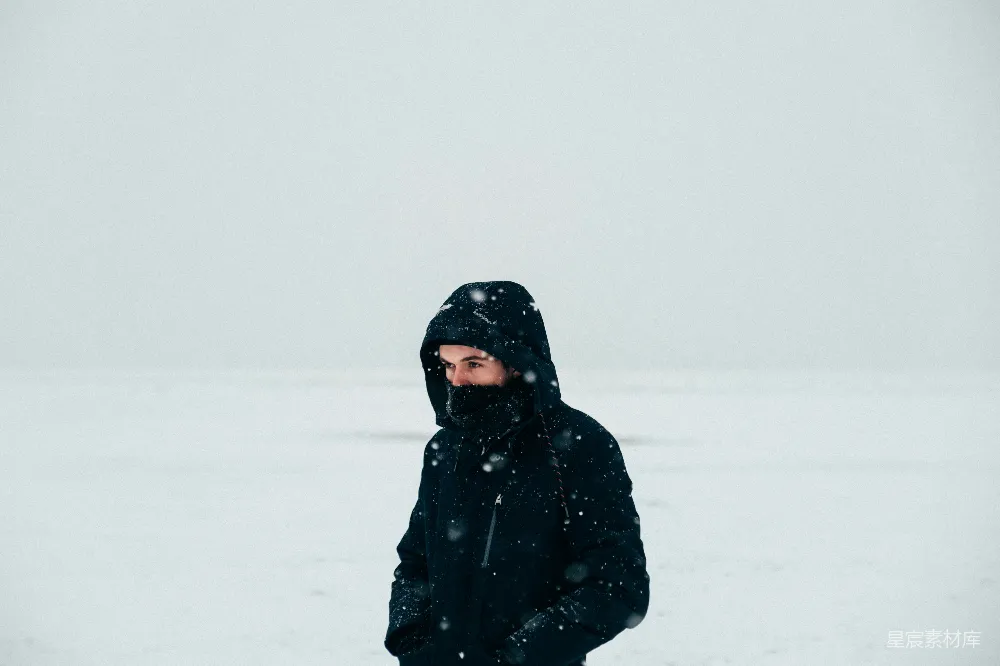 高清摄影 雪景 旅行 孤独 冬日 户外 雪中的孤独旅行者