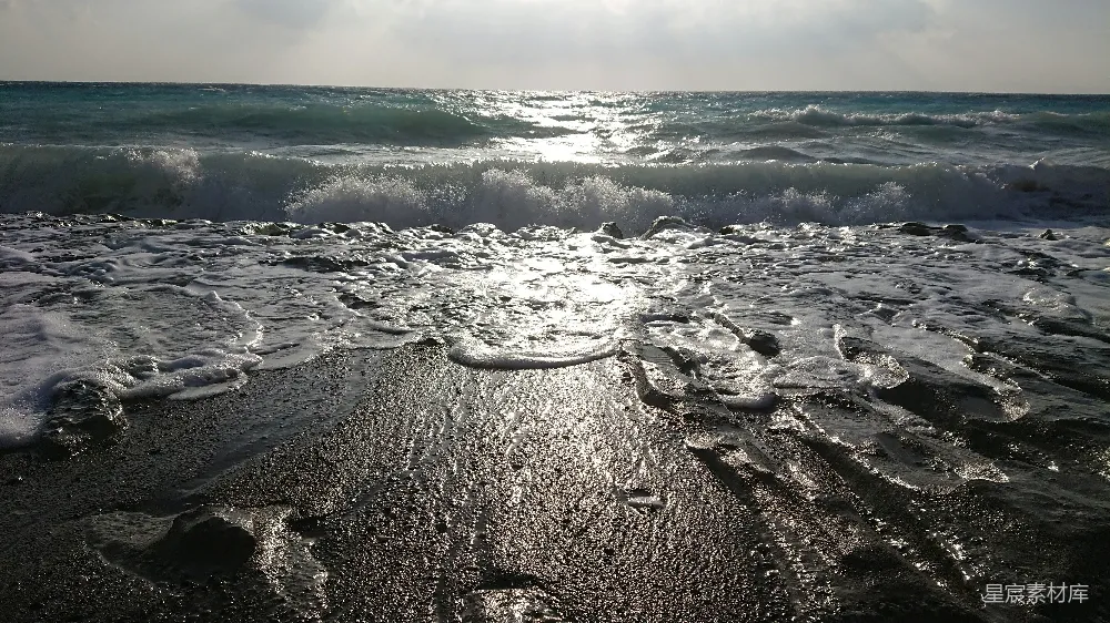 高清摄影 自然风光 海浪 阳光 海滩 宁静 阳光洒落的海岸