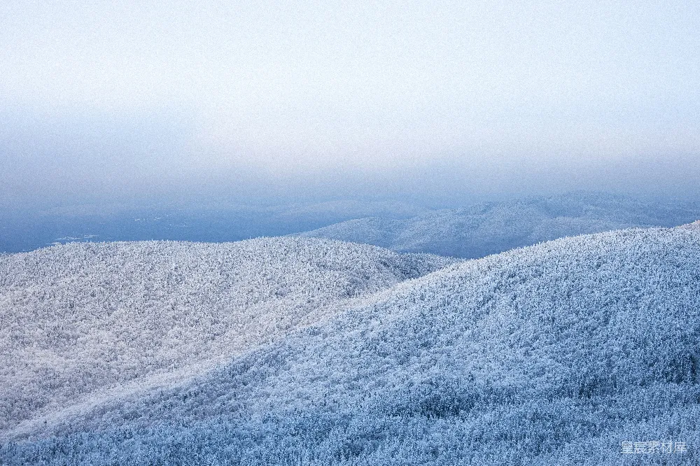 高清摄影 山景 冬季 自然风光 宁静 冷色调 雪后的山峦