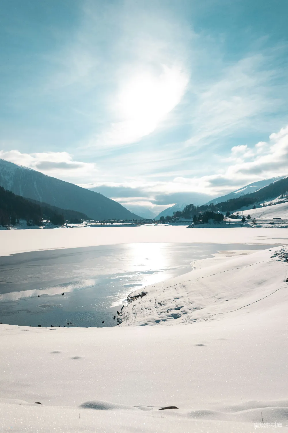高清摄影 冬季 湖泊 雪山 阳光 自然 冬日湖畔的宁静与阳光