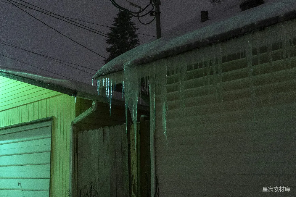 高清摄影 雪景 冰柱 夜晚 住宅 自然 雪夜屋檐下的冰柱