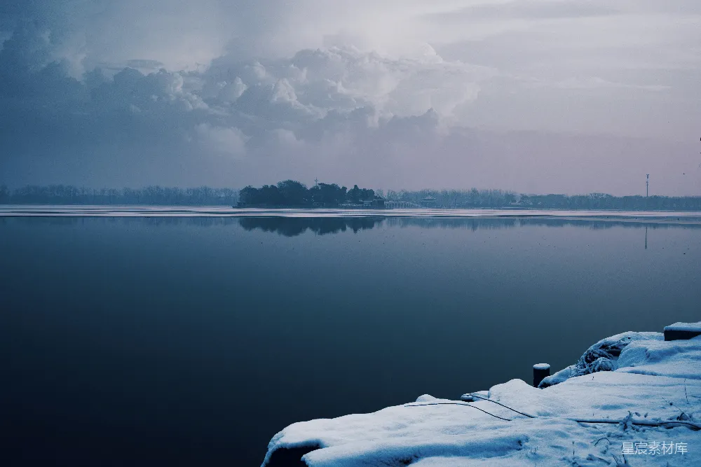 高清摄影 冬日 湖畔 宁静 雪景 自然 冬日静谧湖畔