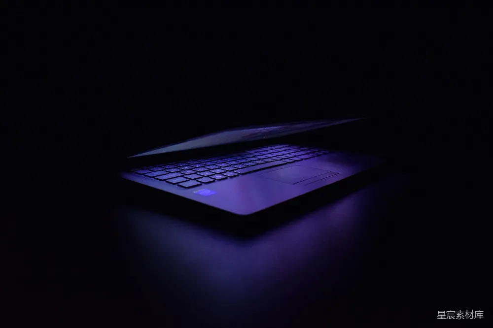 高清摄影 笔记本电脑 科技 黑暗 现代 办公 暗夜中的笔记本电脑