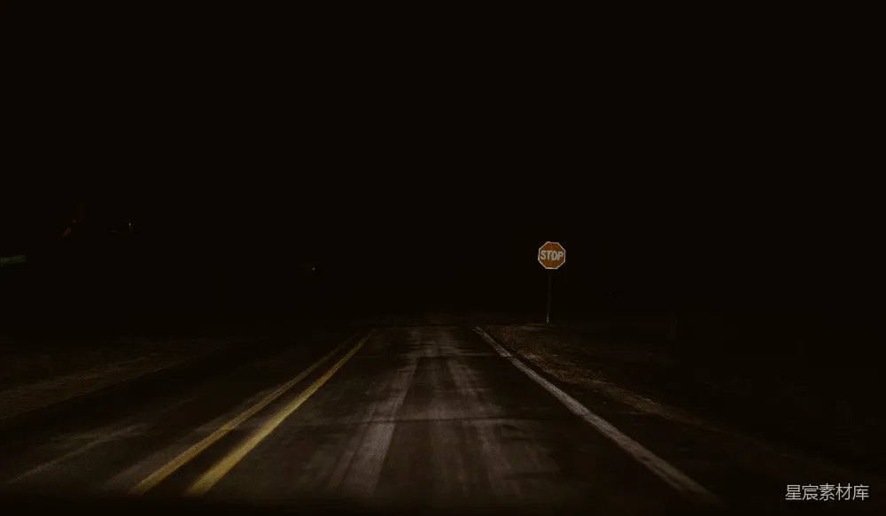 高清摄影 夜景 公路 停靠标志 黑暗 孤独 夜色中的停靠标志