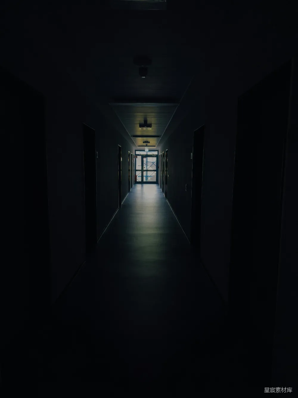 高清摄影 走廊 黑暗 神秘 未来感 建筑 幽暗走廊的尽头