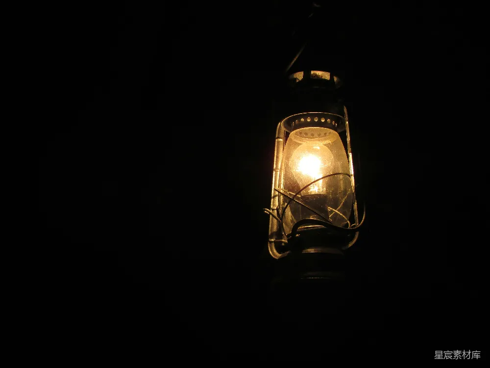 高清摄影 夜晚 旧式 油灯 光线 黑暗 夜晚的旧式油灯