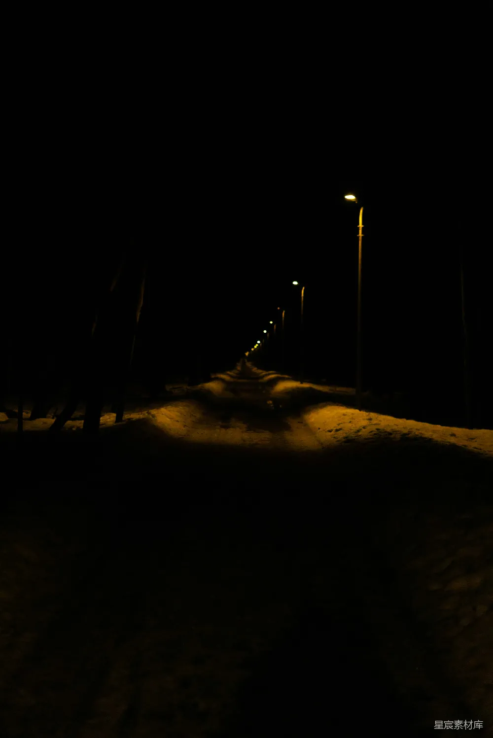 高清摄影 冬夜 路灯 雪地 黑暗 氛围 冬夜的路灯