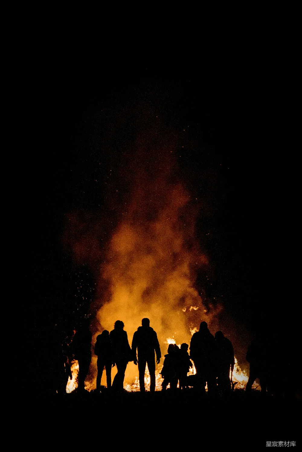 高清摄影 篝火 夜晚 剪影 节日 聚会 篝火夜的剪影