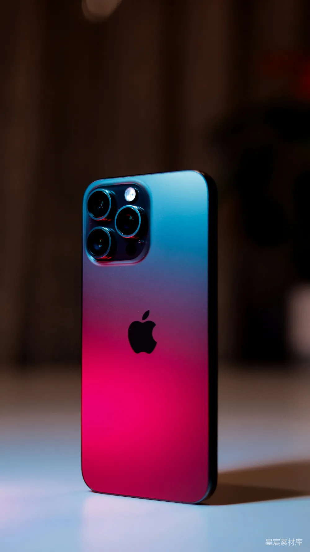 高清摄影 苹果 手机 渐变色 科技 产品 苹果iPhone 14 Pro渐变色手机