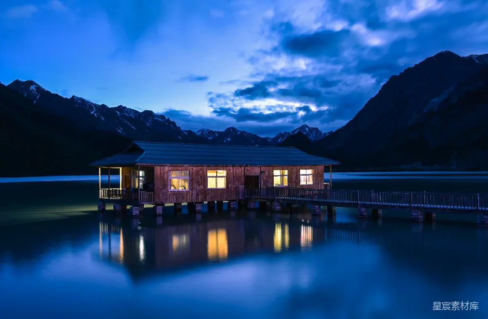 高清摄影 自然风光 宁静夜晚 湖边小屋 山景 放松 湖畔木屋夜景