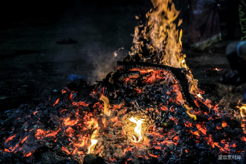 高清摄影 篝火 夜晚 户外 温暖 节日 篝火晚会