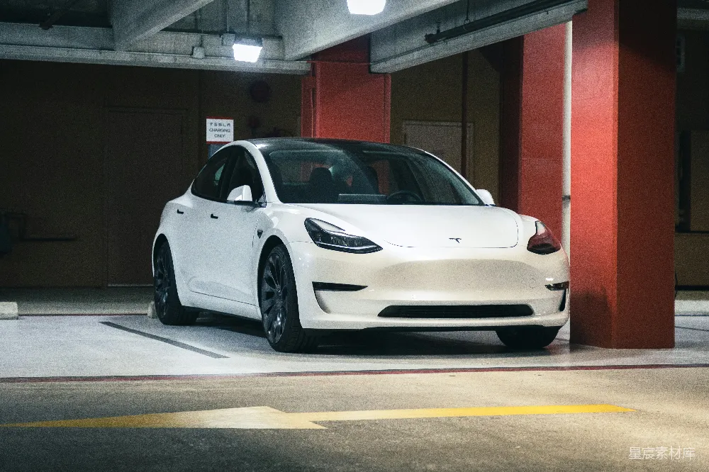 高清摄影 特斯拉 汽车 车库 现代 电动 车库中的白色特斯拉Model Y