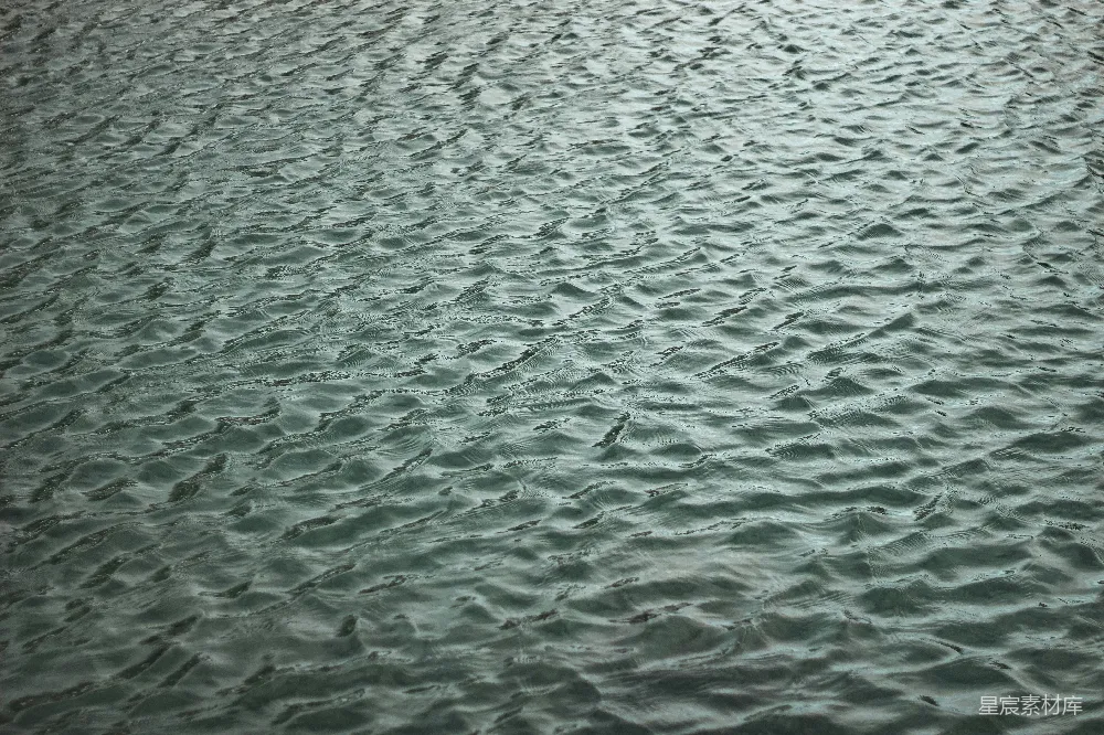 高清摄影 水面纹理 自然背景 水波图案 宁静氛围 水体纹理 波光粼粼的水面纹理