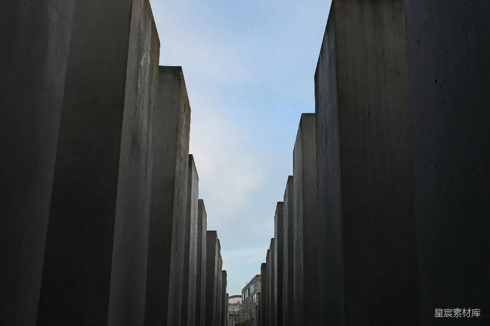 高清摄影 建筑艺术 现代主义 纪念性建筑 城市景观 抽象构图 混凝土柱林间的天空