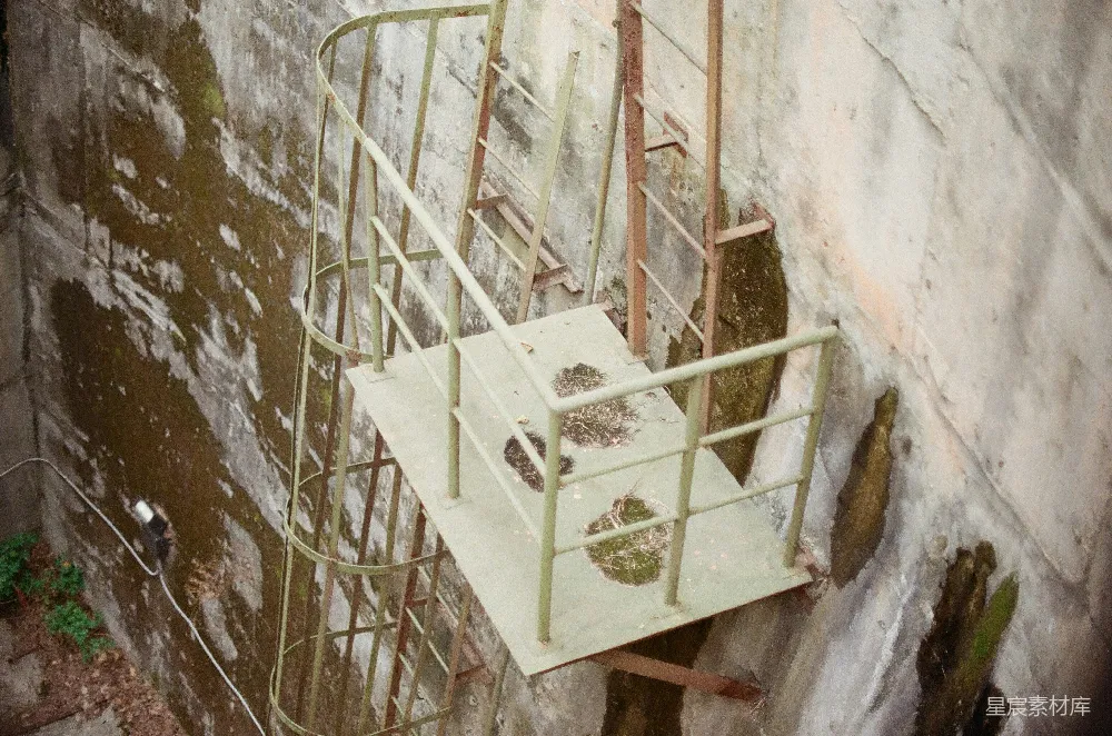 高清摄影 废弃 楼梯 工业风 复古 建筑 废弃的螺旋楼梯