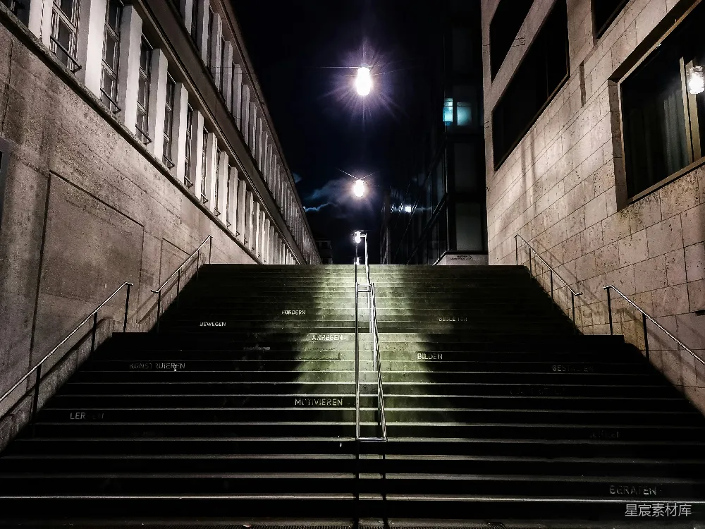 高清摄影 楼梯 夜晚 建筑 城市 照明 夜幕下的楼梯