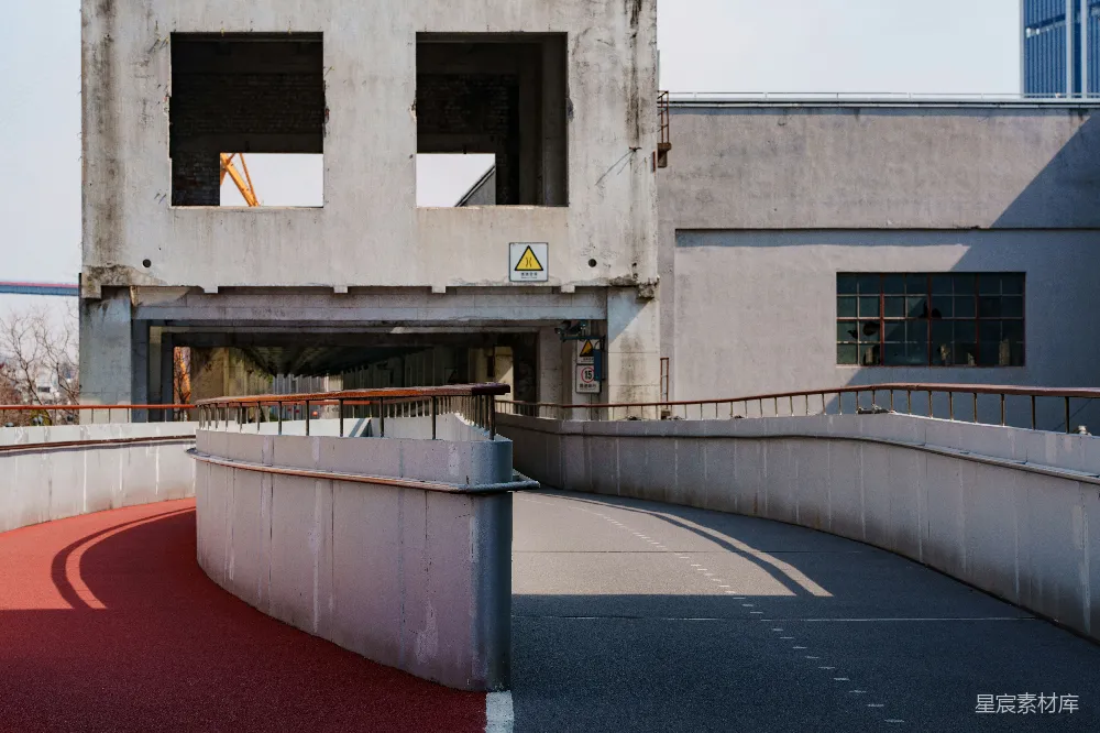 高清摄影 废弃工厂 蜿蜒道路 工业风格 城市景观 废弃美学 废弃工厂的蜿蜒道路