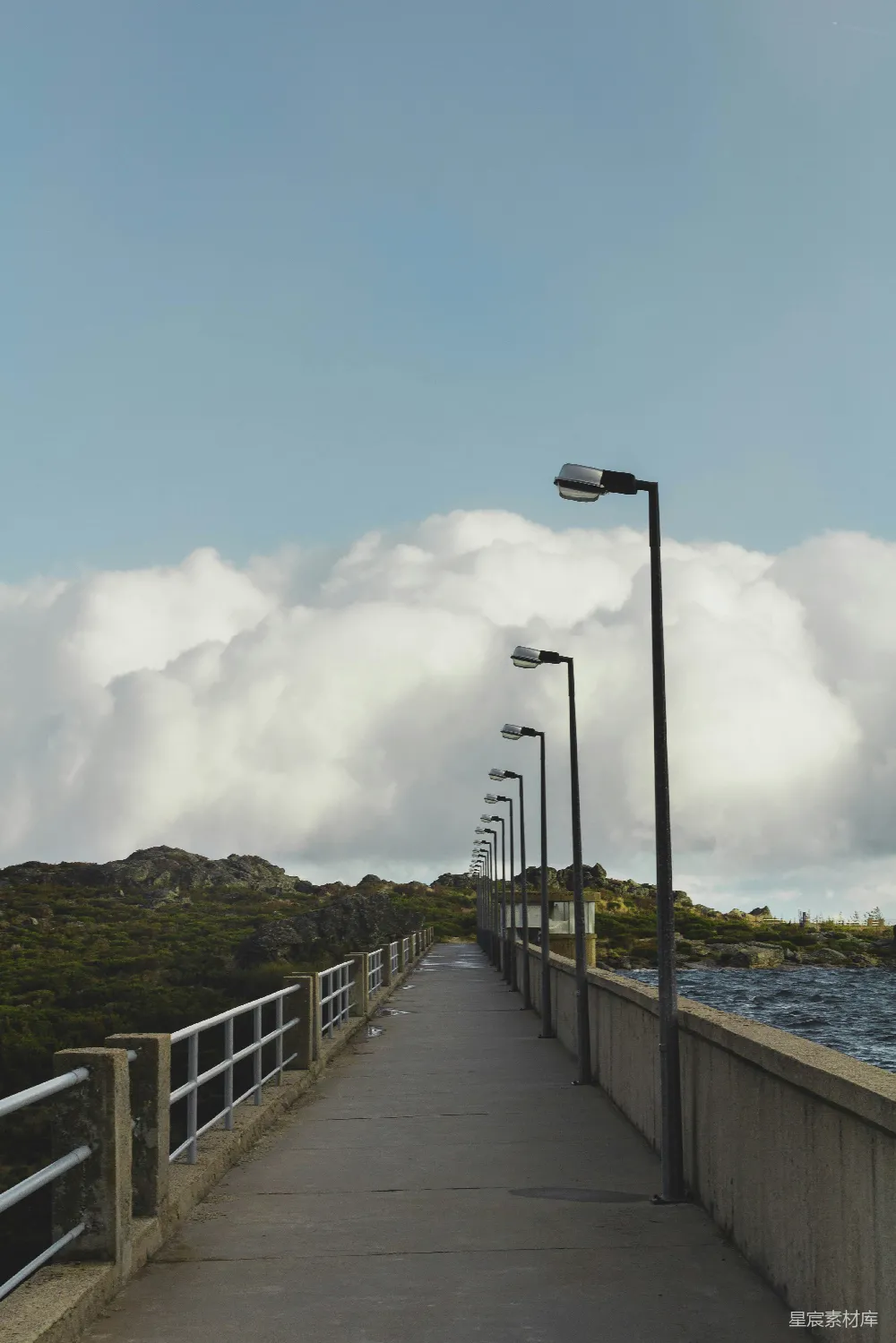 高清摄影 海边 人行道 自然 风景 休闲 海边人行道的宁静时光