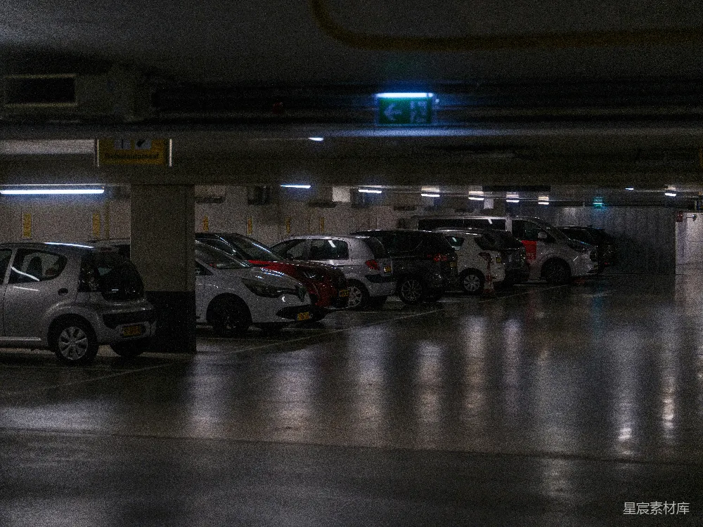 高清摄影 停车场 夜晚 城市生活 城市景观 交通 地下停车场的夜景