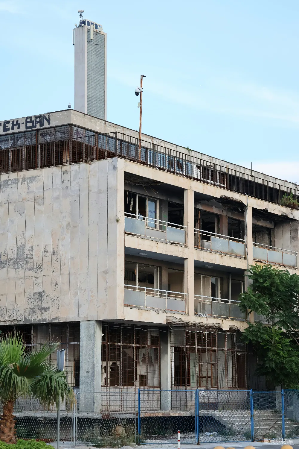 高清摄影 废弃建筑 现代高楼 城市风貌 对比 废弃 废弃建筑与现代高楼的对比