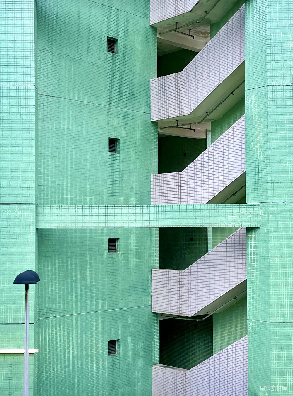 高清摄影 建筑 几何图案 城市景观 现代风格 建筑细节 绿色瓷砖建筑的几何美感