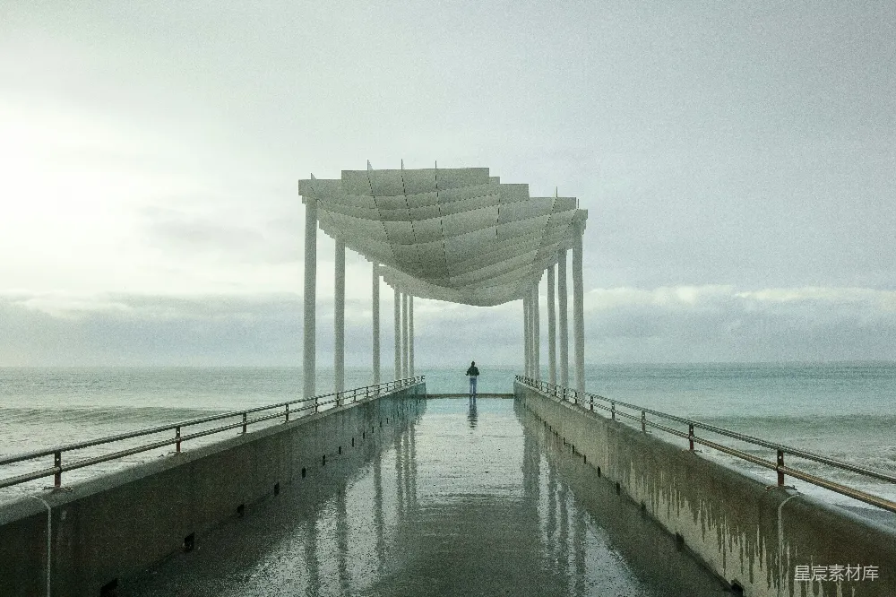 高清摄影 海边 建筑 孤独 雨景 宁静 风雨中的海上廊桥