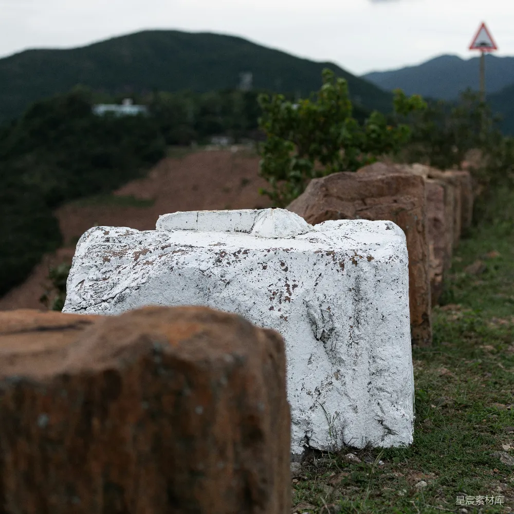 高清摄影 废弃石柱 自然风光 历史遗迹 山间景色 户外摄影 山间废弃的白色石柱