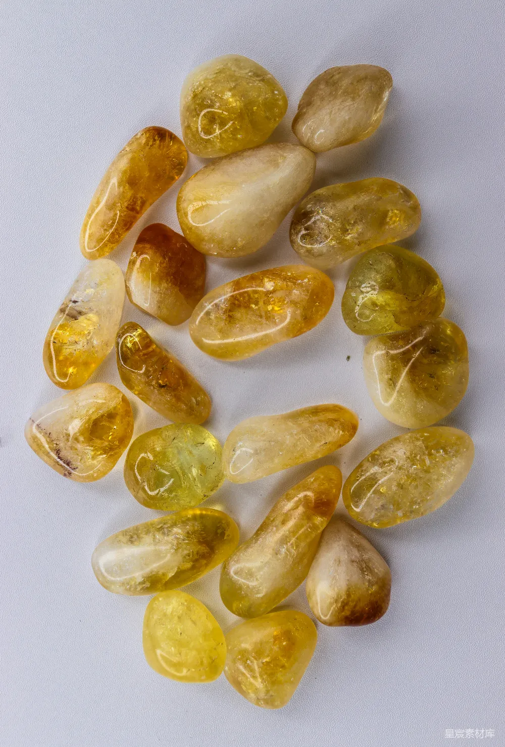 高清摄影 宝石 黄色 自然 装饰品 工艺品 黄色宝石散落在白色背景上