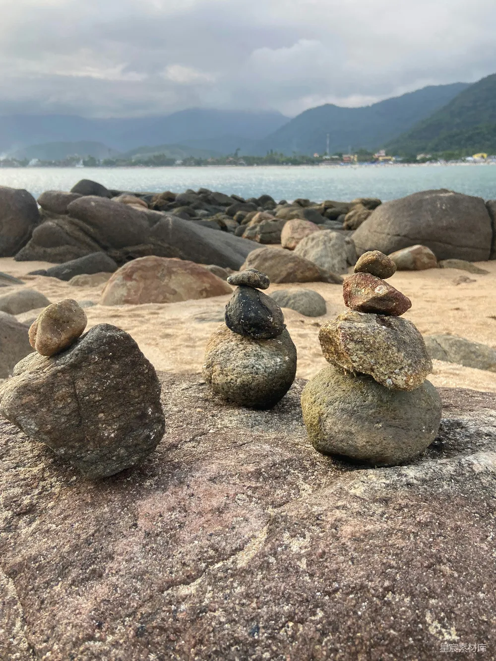 高清摄影 海滩 平衡石 自然 宁静 休闲 海滩上的平衡石
