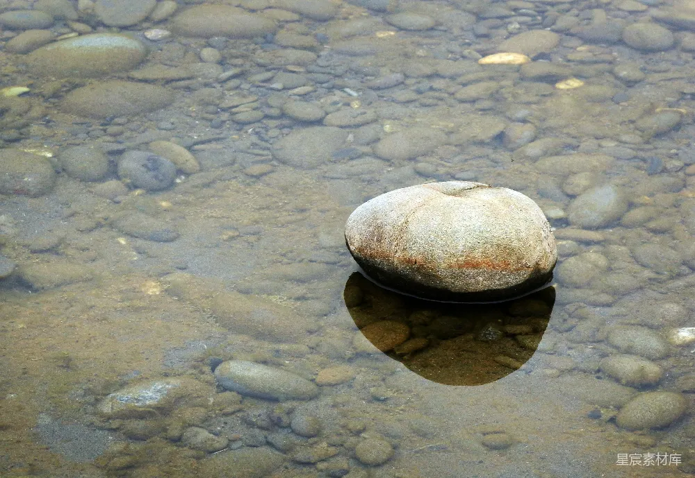 高清摄影 自然 宁静 清澈 岩石 水面 水中的石头