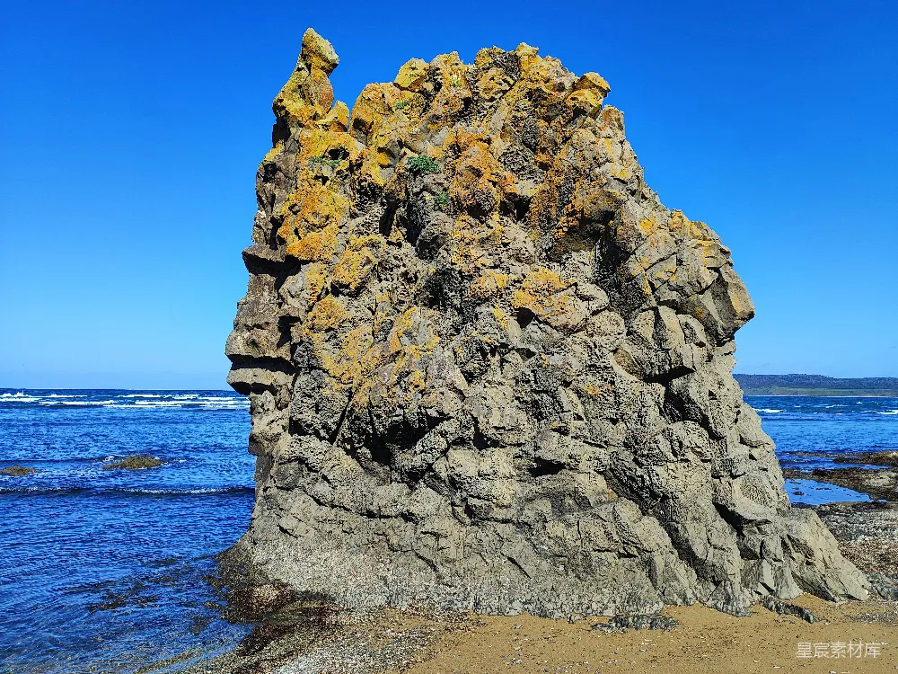 高清摄影 海岸 岩石 自然景观 蓝色天空 海洋 海岸边的岩石奇观