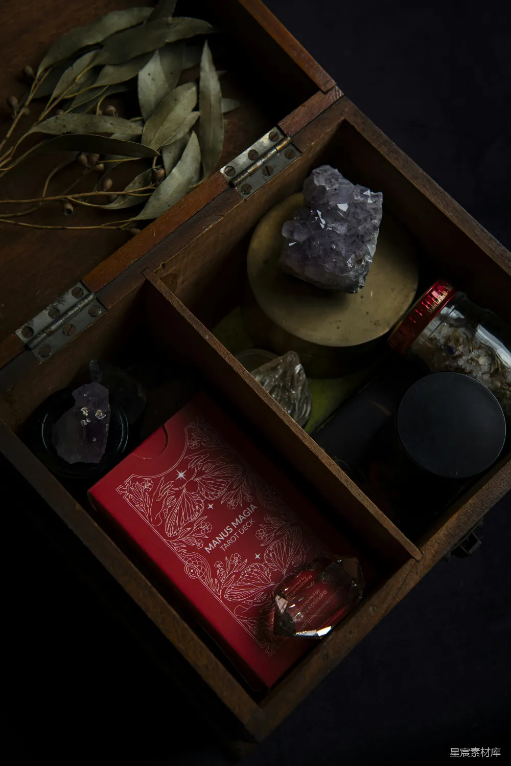 高清摄影 占卜 神秘 水晶 复古 神秘工具 神秘的占卜工具箱