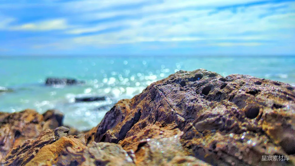 高清摄影 海边 岩石 自然风光 宁静 海景 海边的岩石与波光粼粼的海面