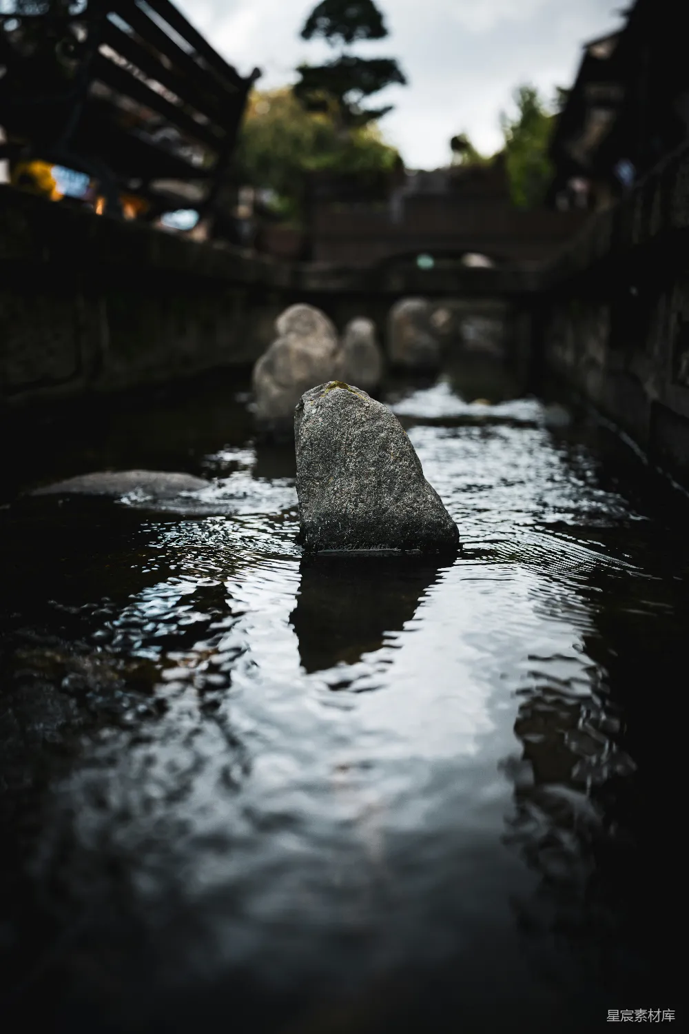高清摄影 自然 宁静 水 石头 风景 静谧的水边石景