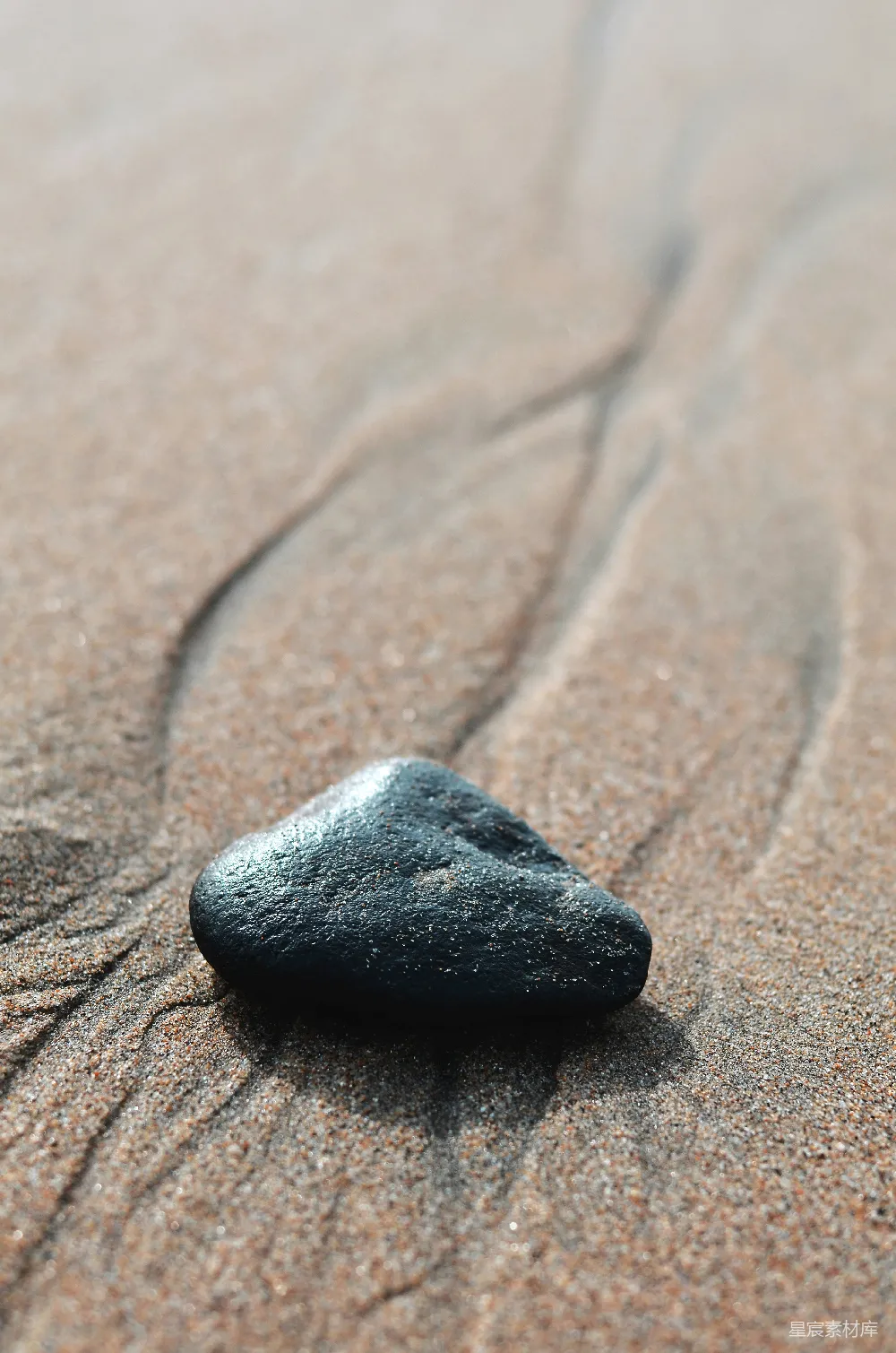 高清摄影 自然 简约 海滩 鹅卵石 沙滩 沙滩上的黑色鹅卵石