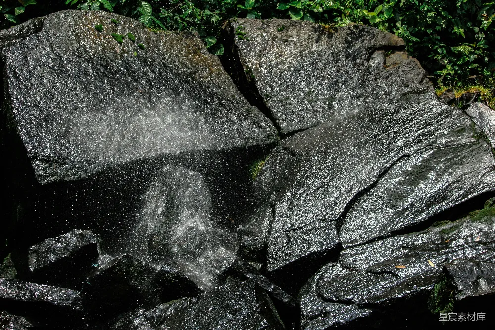 高清摄影 自然 水珠 岩石 雨景 静谧 雨中石壁