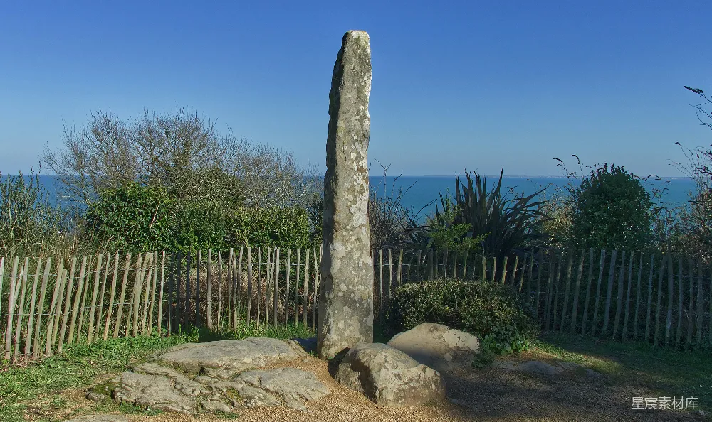 高清摄影 石柱 自然景观 海边 历史遗迹 户外 海边的古代石柱