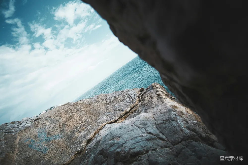 高清摄影 岩石洞穴 海景 自然风光 户外探险 宁静 透过岩石洞穴看海