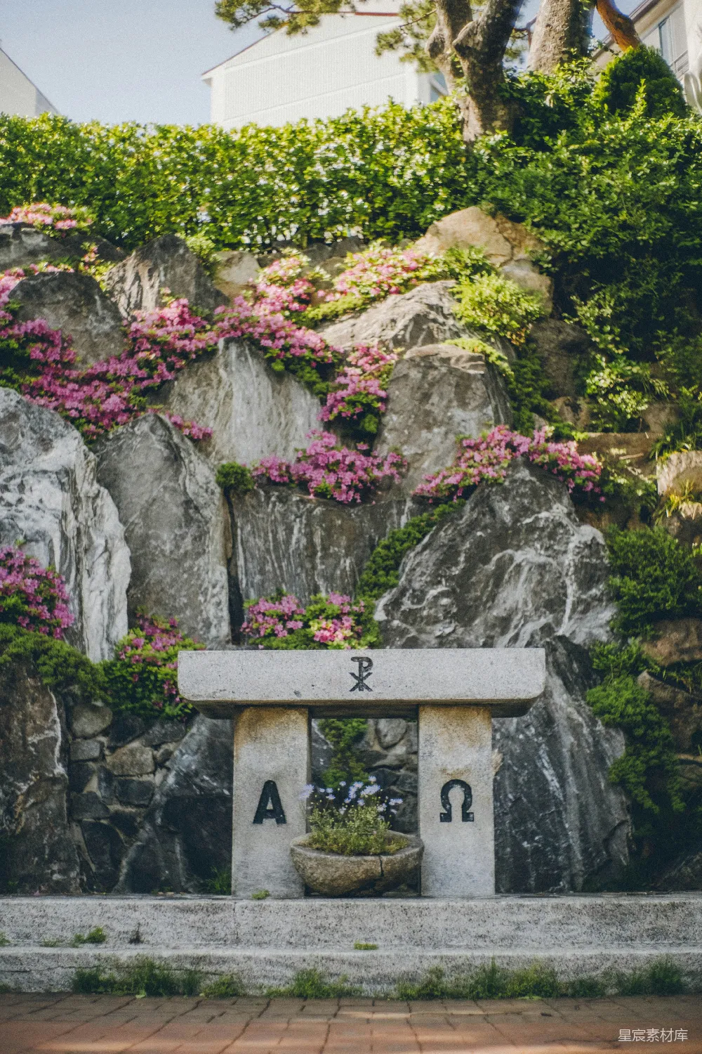 高清摄影 石雕 花园 自然 户外 风景 石雕与花坛